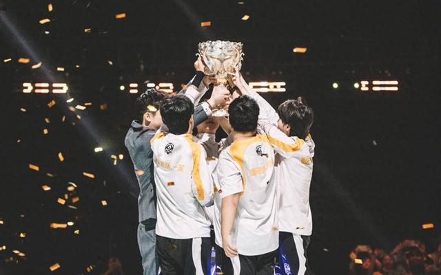 Top Esports 四名玩家跳下并爆炸。 Tarzan 的命运是杀死四个人并击溃 Anyone's Legend 红蓝以赢得第一场比赛。